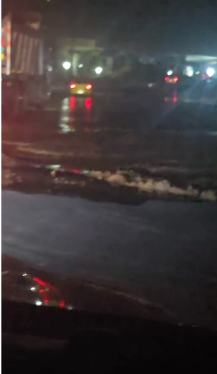 كسر ماسورة رئيسية يتسبب في تجمع مياه بطريق الواحات أمام دريم بارك