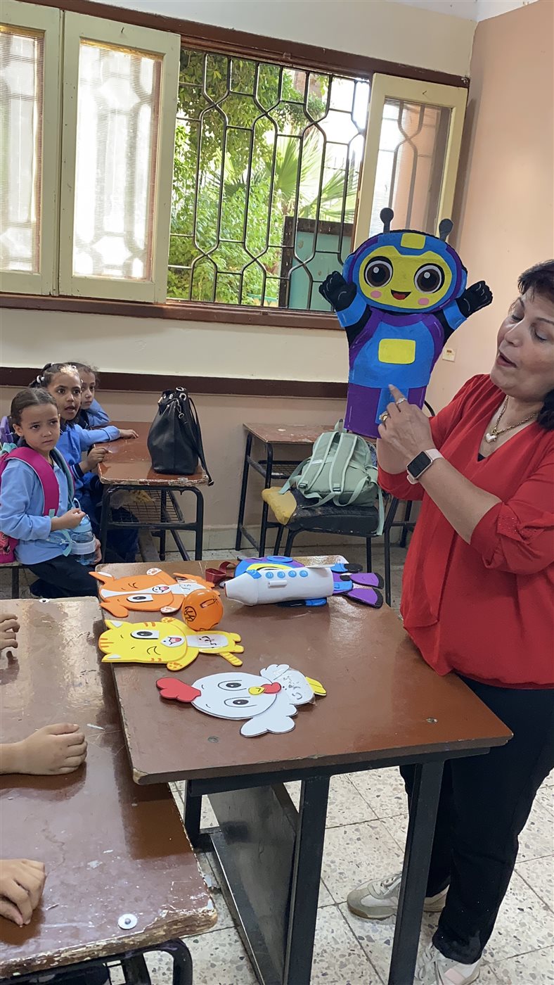 معلمة تبهر الأطفال بشخصيات كرتونية تعليمية
