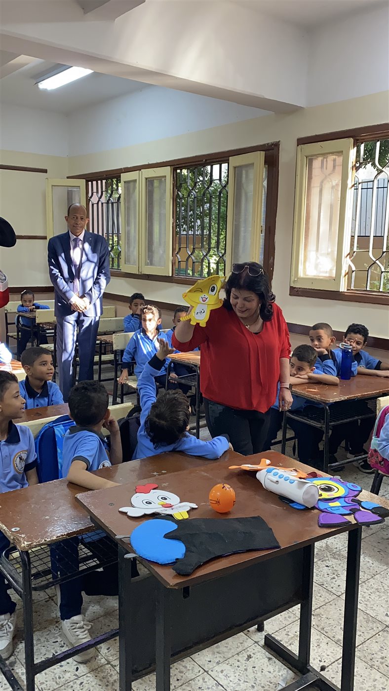 معلمة تبهر الأطفال بشخصيات كرتونية تعليمية