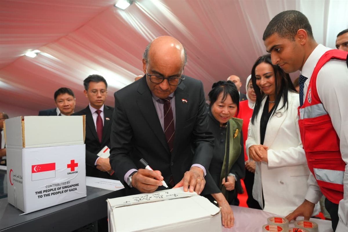 رئيس جمهورية سنغافورة وقرينته يزوران الهلال الأحمر المصري