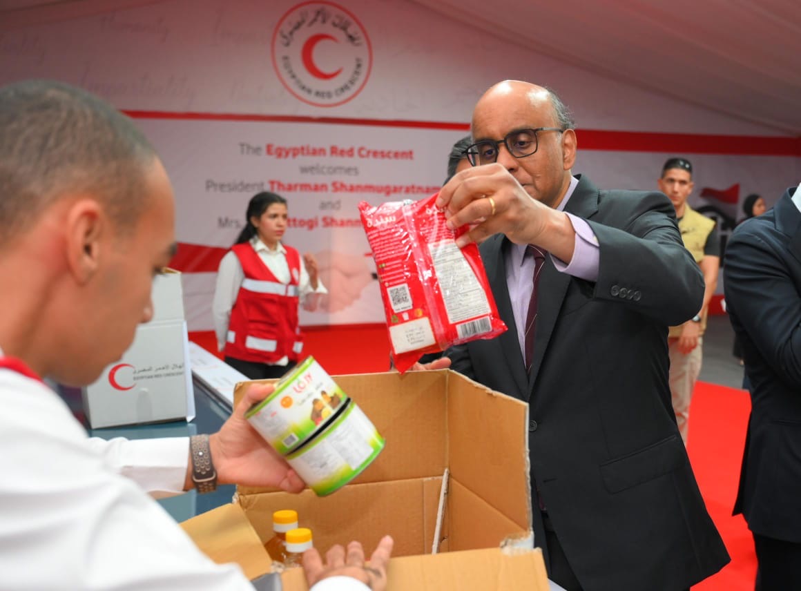 رئيس جمهورية سنغافورة وقرينته يزوران الهلال الأحمر المصري