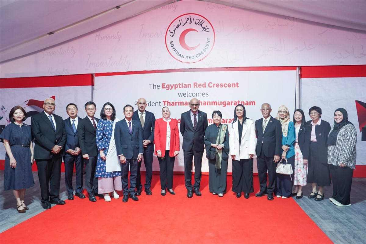 رئيس جمهورية سنغافورة وقرينته يزوران الهلال الأحمر المصري
