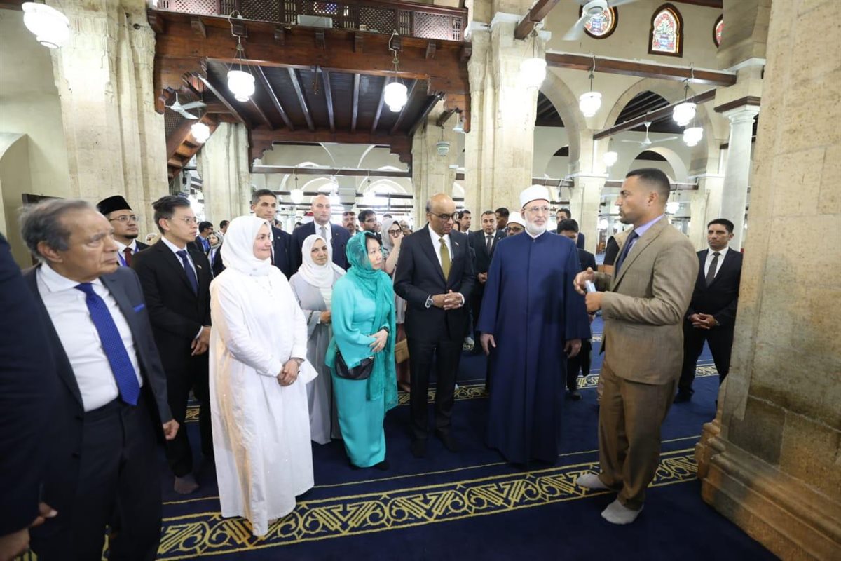 <strong>رئيس سنغافورة والسيدة قرينته يزوران الجامع الأزهر ويستمعان إلى شرح مفصل حول أبرز معالمه التاريخية وأنشطته العلمية</strong>