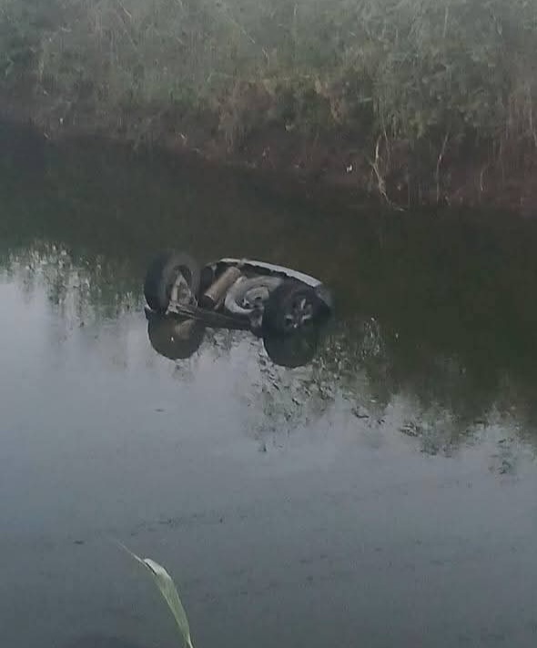 انقلاب سيارة ملاكي بترعة بأسيوط 