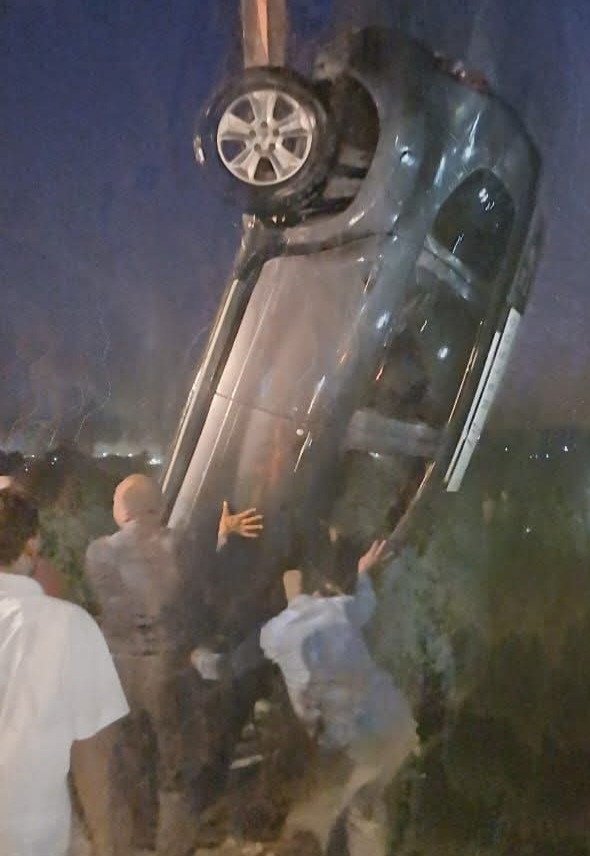 انقلاب سيارة ملاكي بترعة بأسيوط 