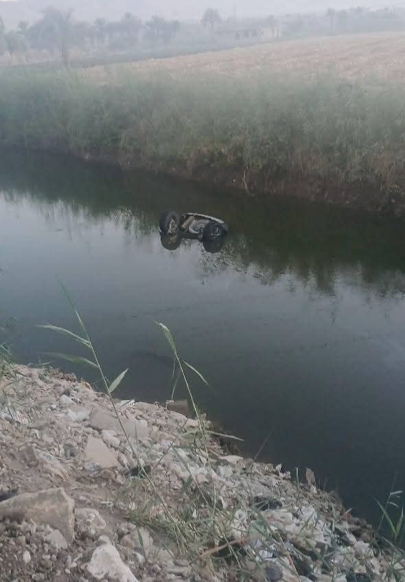 انقلاب سيارة ملاكي بترعة بأسيوط 