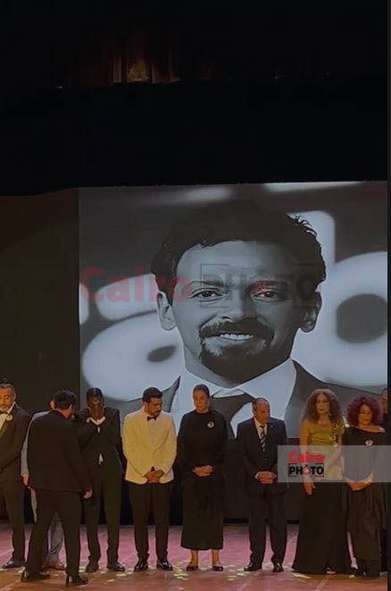 انهيار أرملة تيمور تيمور لحظة تكريم اسمه في ختام مهرجان بورسعيد السينمائي