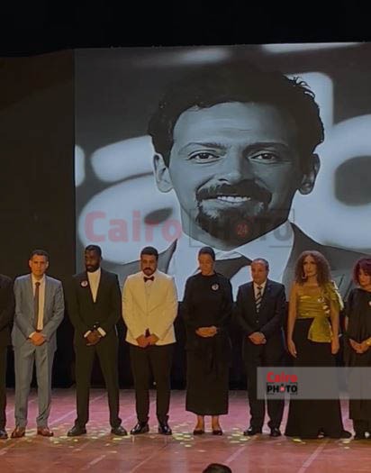 انهيار أرملة تيمور تيمور لحظة تكريم اسمه في ختام مهرجان بورسعيد السينمائي