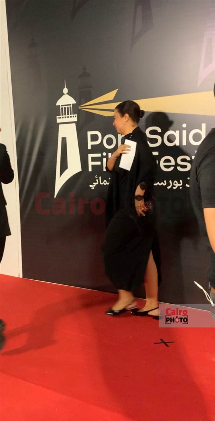 انهيار أرملة تيمور تيمور لحظة تكريم اسمه في ختام مهرجان بورسعيد السينمائي
