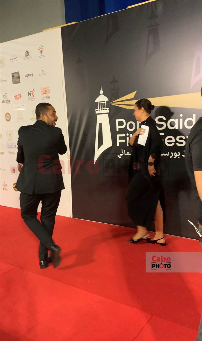 انهيار أرملة تيمور تيمور لحظة تكريم اسمه في ختام مهرجان بورسعيد السينمائي