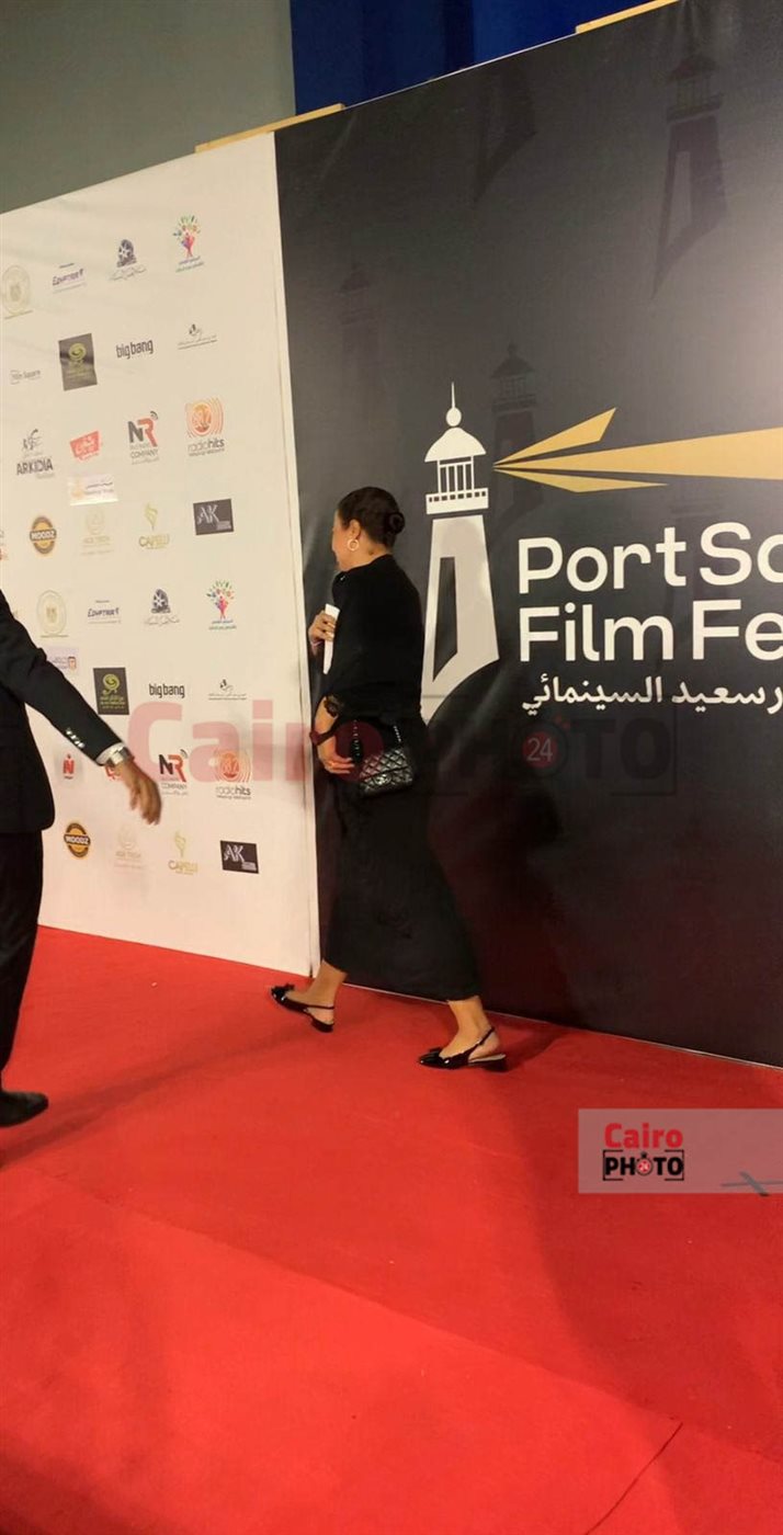 انهيار أرملة تيمور تيمور لحظة تكريم اسمه في ختام مهرجان بورسعيد السينمائي