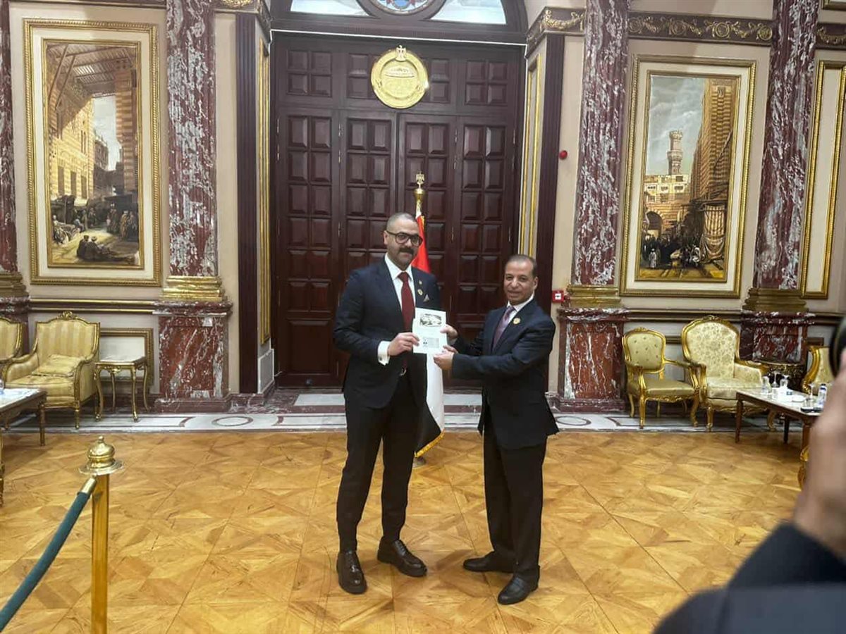 <strong>النائب أحمد الباز يستلم كارنيه عضوية المجلس</strong>