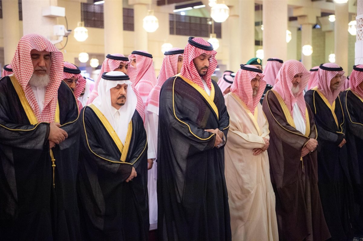 ولي العهد السعودي يؤدي صلاة الجنازة على مفتي المملكة عبد العزيز آل الشيخ