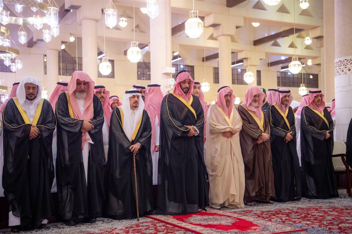ولي العهد السعودي يؤدي صلاة الجنازة على مفتي المملكة عبد العزيز آل الشيخ