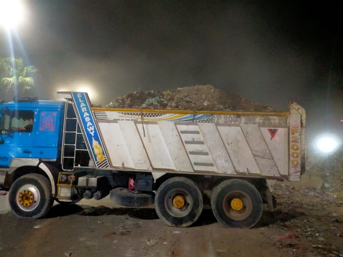 رفع 2000 طن مخلفات من أرض المطاحن بشارع فيصل لتحسين المظهر الحضاري