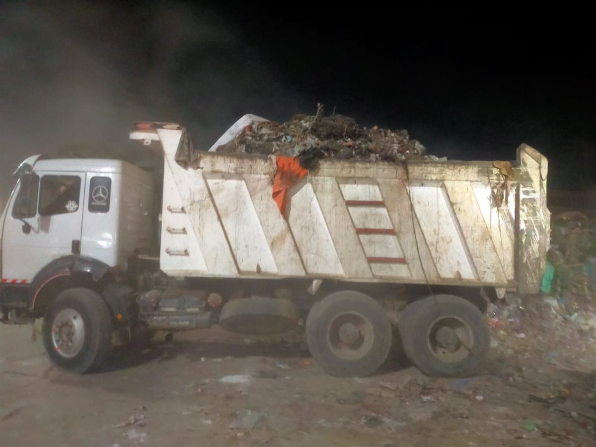 رفع 2000 طن مخلفات من أرض المطاحن بشارع فيصل لتحسين المظهر الحضاري