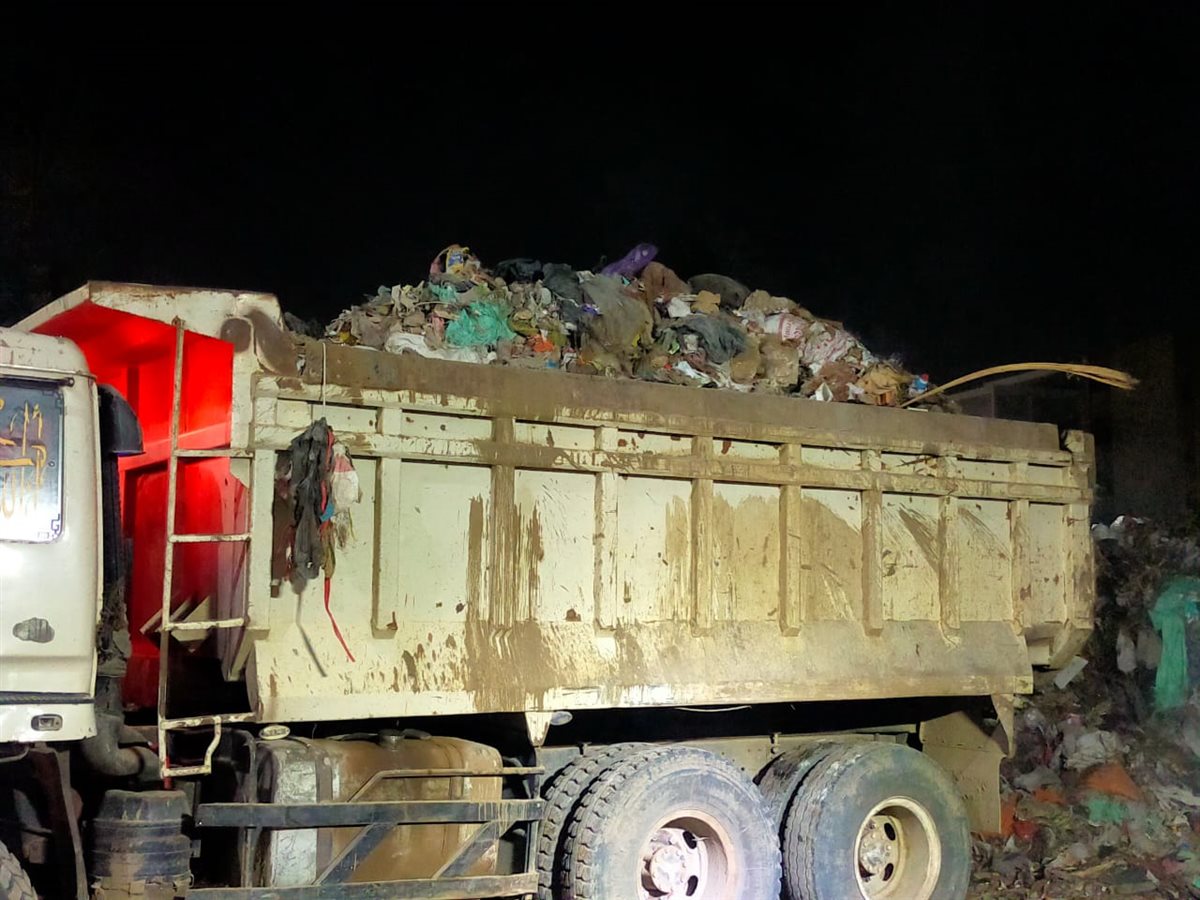 رفع 2000 طن مخلفات من أرض المطاحن بشارع فيصل لتحسين المظهر الحضاري