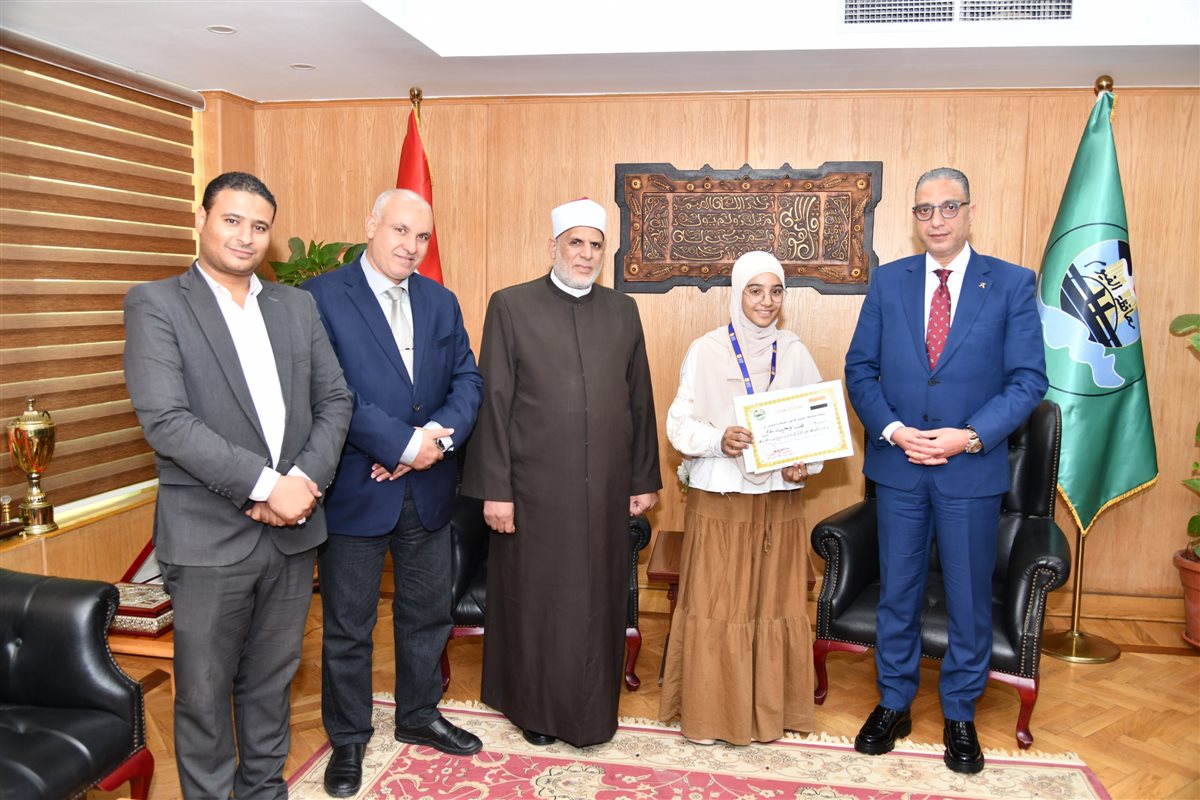 محافظ الفيوم يكرم ثلاث طالبات أزهريات 