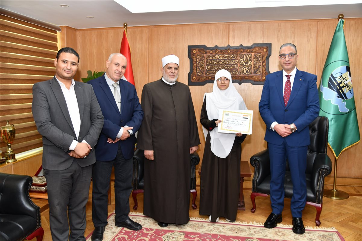 محافظ الفيوم يكرم ثلاث طالبات أزهريات 