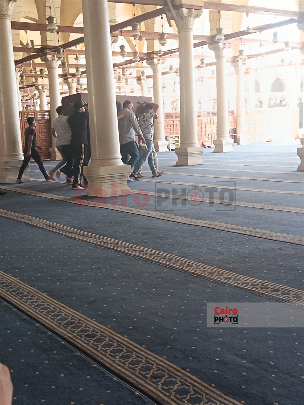 وصول جثمان الممثل والمخرج المسرحي أحمد لطفي مسجد عمرو العاص لأداء صلاة الجنازة عليه