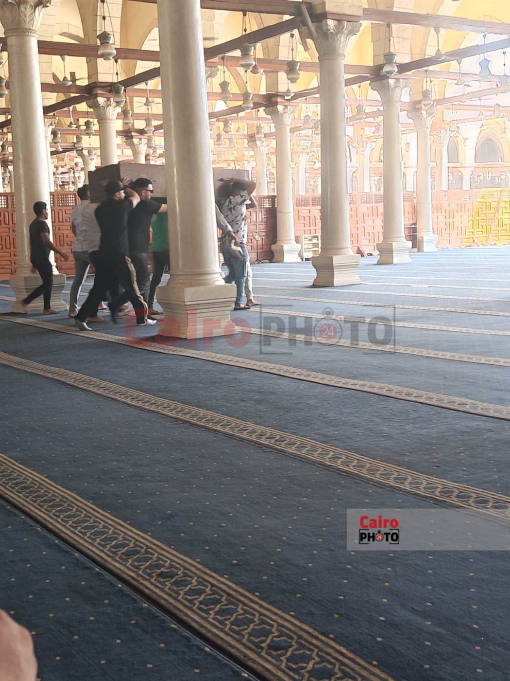 وصول جثمان الممثل والمخرج المسرحي أحمد لطفي مسجد عمرو العاص لأداء صلاة الجنازة عليه