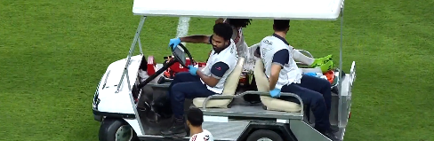 إصابة محمد النني في مباراة الجزيرة والوحدة بالدوري الإماراتي