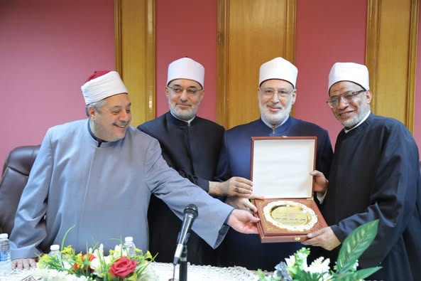 تكريم وكيل المعاهد للمناطق ومستشار اللغة العربية بعد بلوغهما السن القانونية