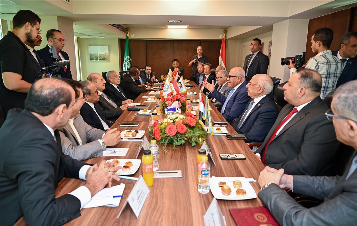 جانب من التوقيع