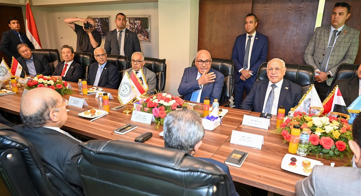 جانب من التوقيع