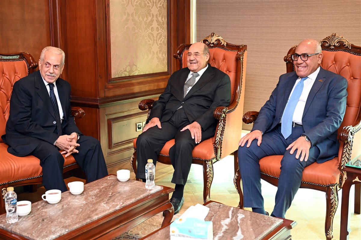 جانب من التوقيع