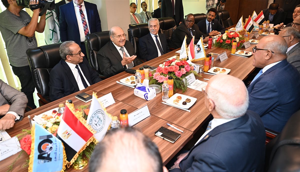 جانب من التوقيع