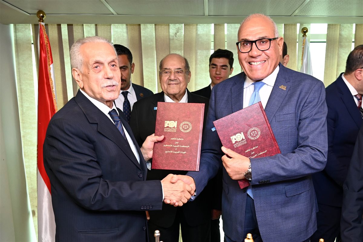 جانب من التوقيع