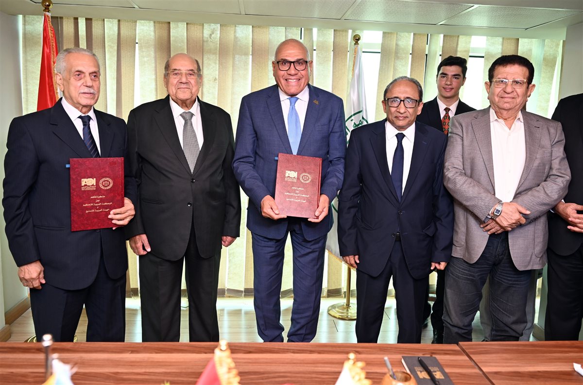 جانب من التوقيع