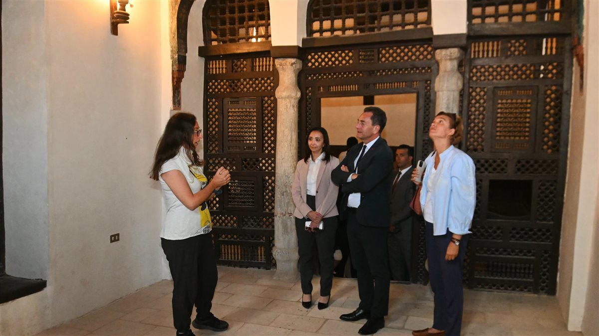 محافظ البحيرة والسفير الفرنسى يقومان بزيارات أثرية بمدينة رشيد