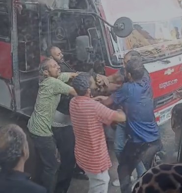 سائقو أجرة يعتدون علي أحد الركاب في موقف أرض اللواء بالعجوزة