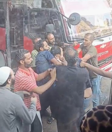 سائقو أجرة يعتدون علي أحد الركاب في موقف أرض اللواء بالعجوزة