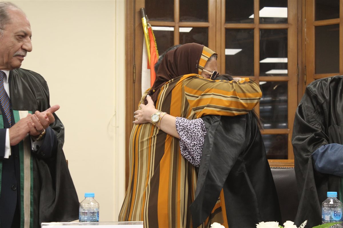 الباحثة خلال المناقشة 