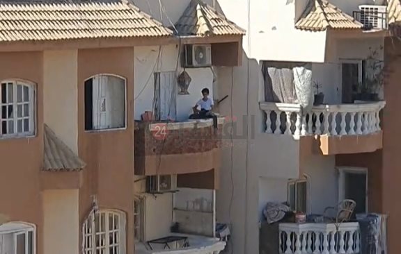 طفل يلعب علي سور بلكونة بالغردقة 