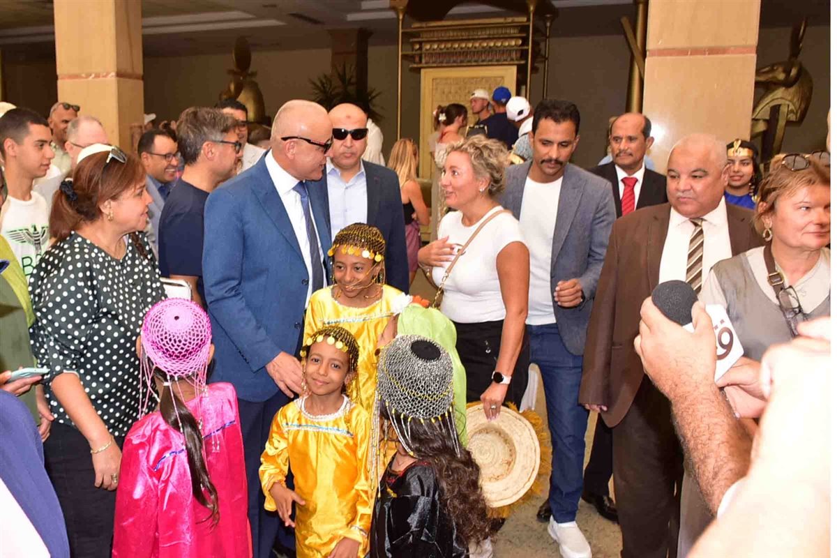 محافظ الأقصر وسط السائحين في اليوم العالمي للسياحة