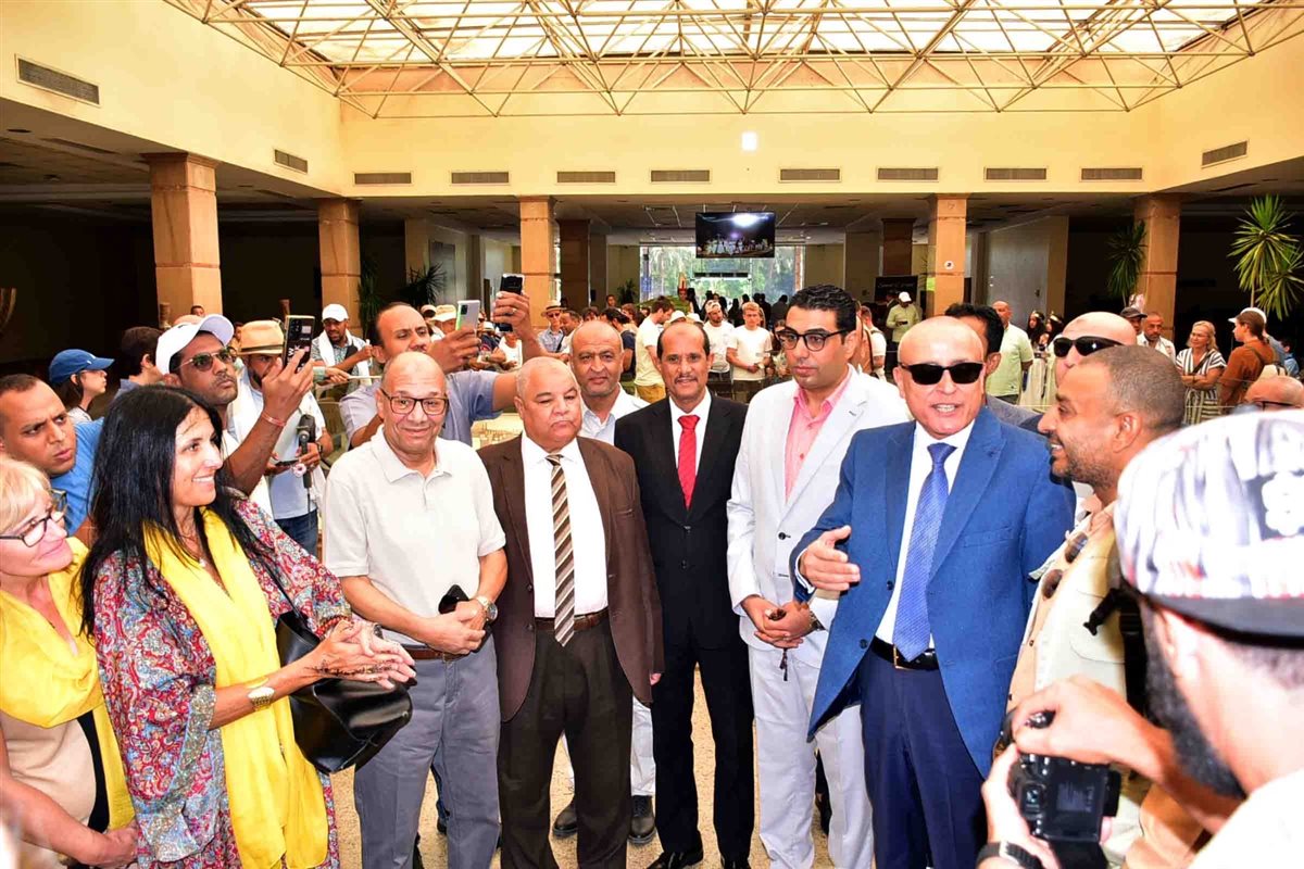 محافظ الأقصر وسط السائحين في اليوم العالمي للسياحة