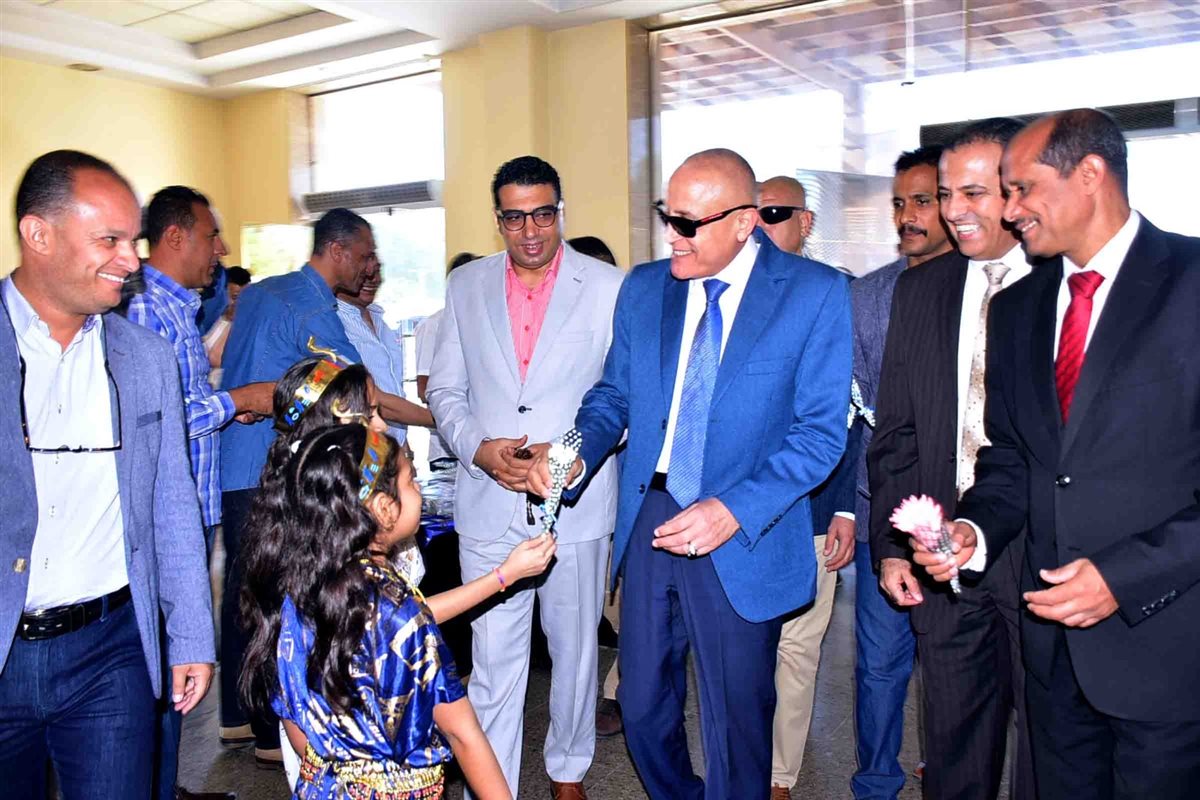 محافظ الأقصر وسط السائحين في اليوم العالمي للسياحة