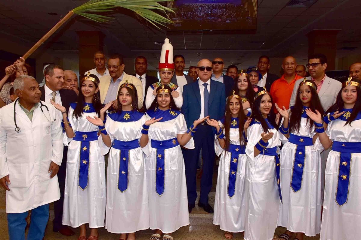 محافظ الأقصر وسط السائحين في اليوم العالمي للسياحة