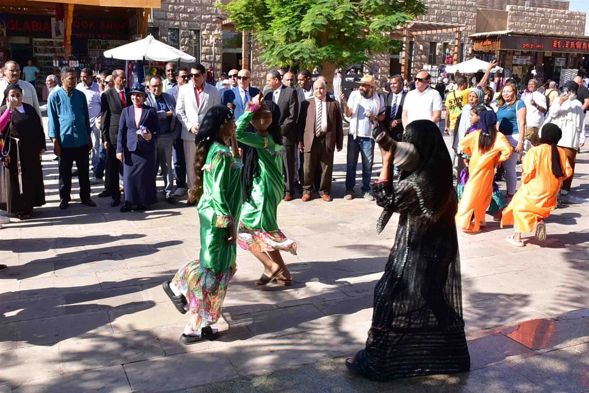 محافظ الأقصر وسط السائحين في اليوم العالمي للسياحة