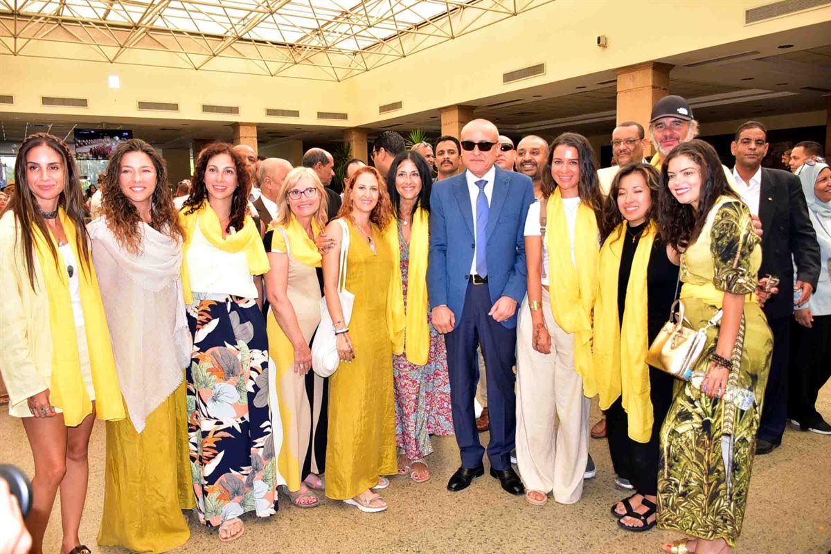 محافظ الأقصر وسط السائحين