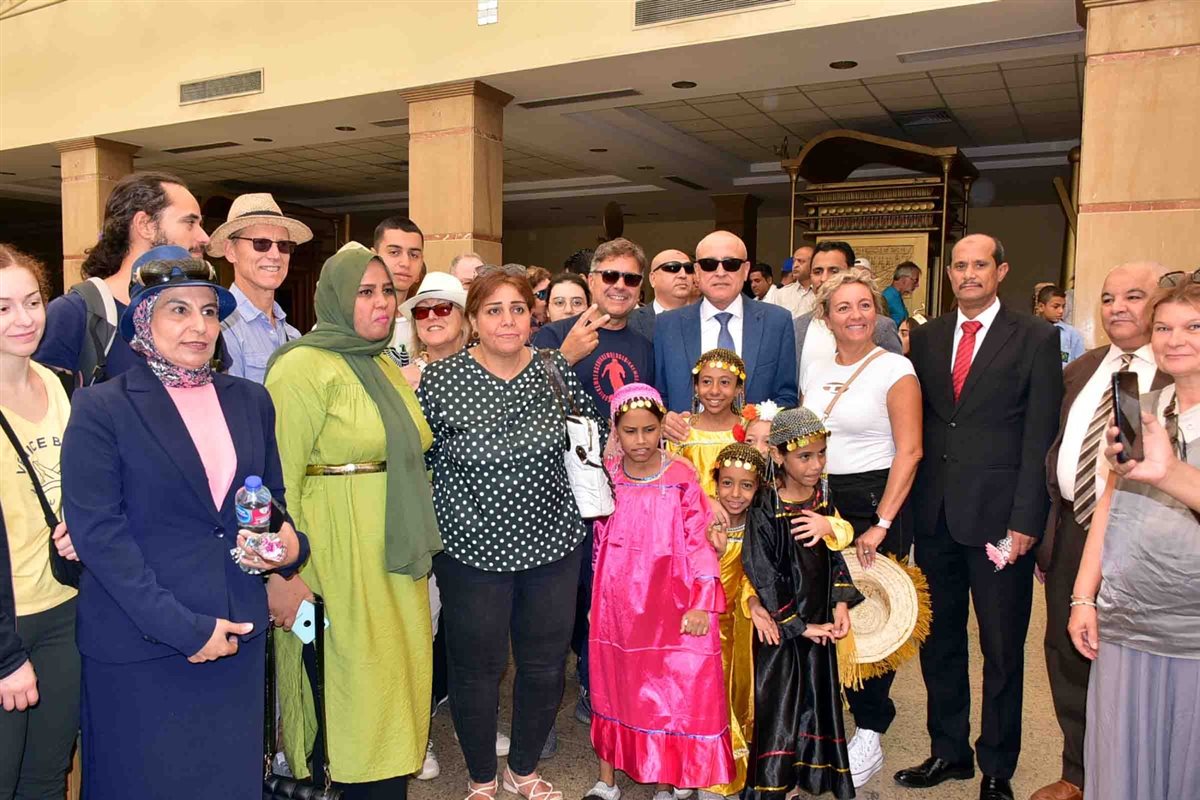 محافظ الأقصر وسط السائحين