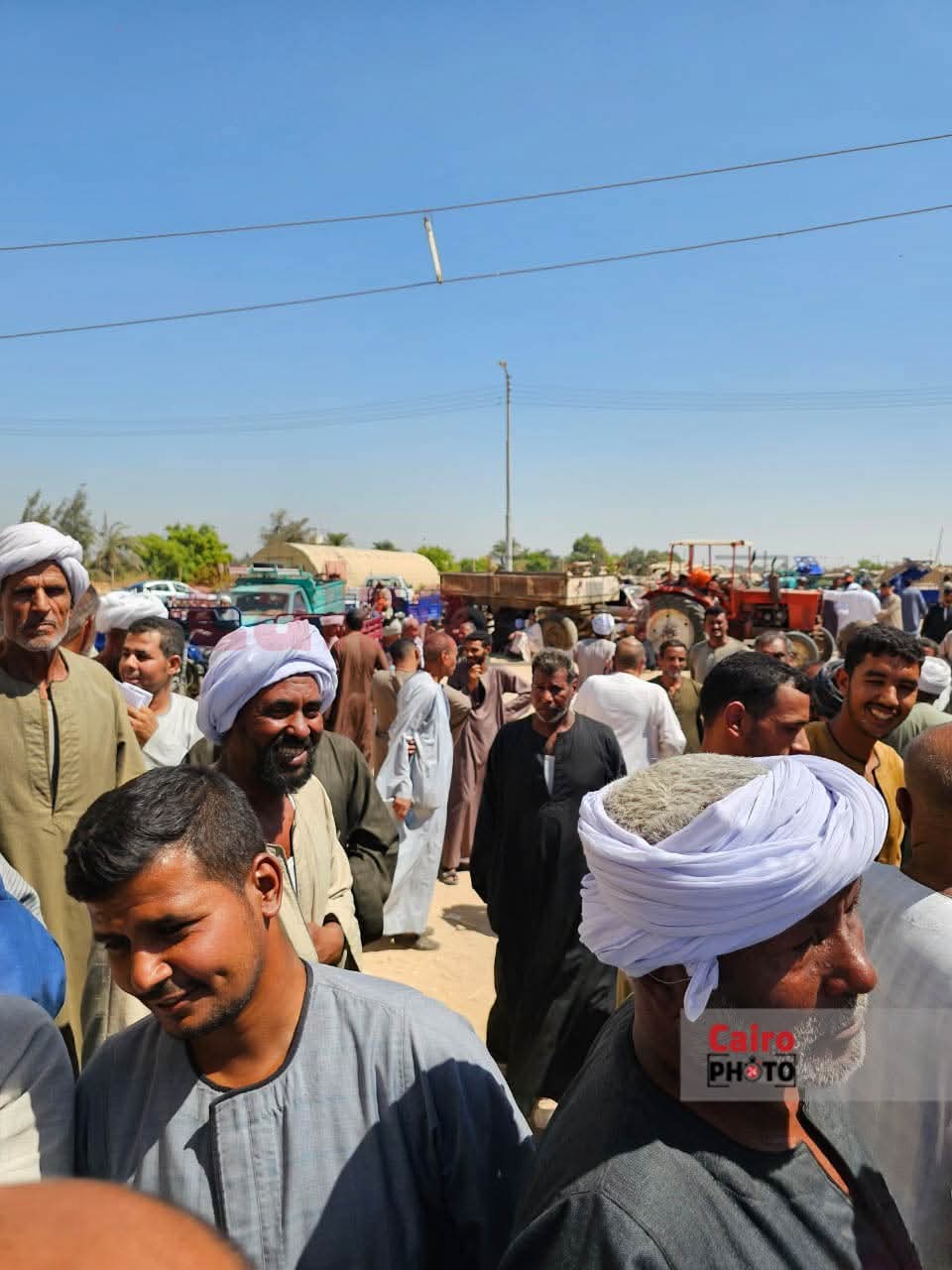 مزارعين المراشدة في قنا خلال انتظار استلام الأسمدة