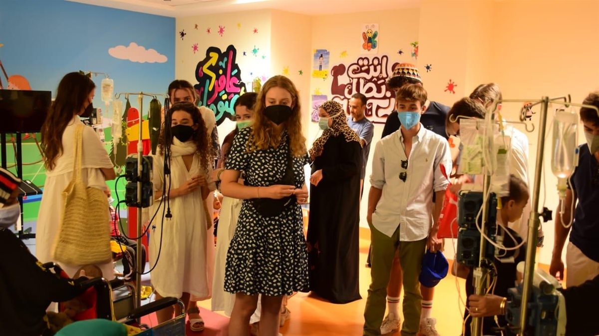 متطوعين أجانب يدعمون متحدي السرطان في يوم السياحة العالمي