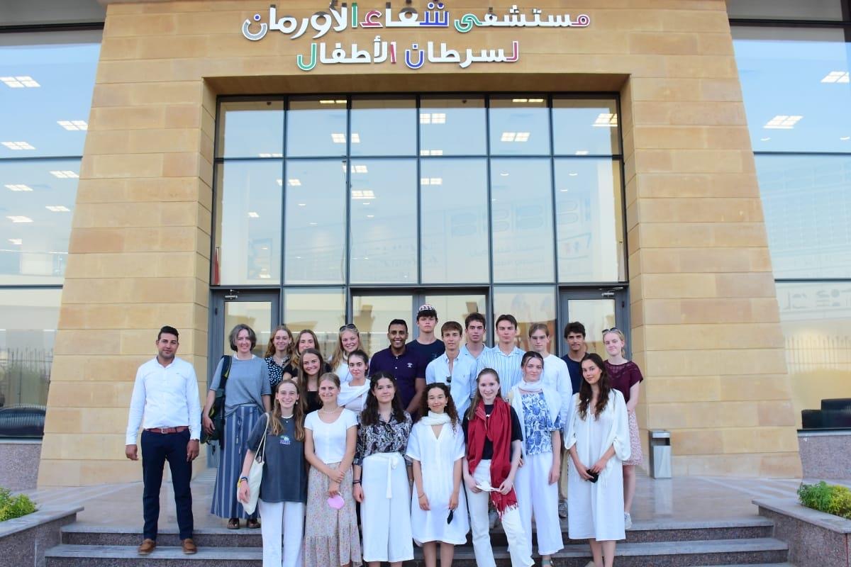 متطوعين أجانب يدعمون متحدي السرطان في يوم السياحة العالمي