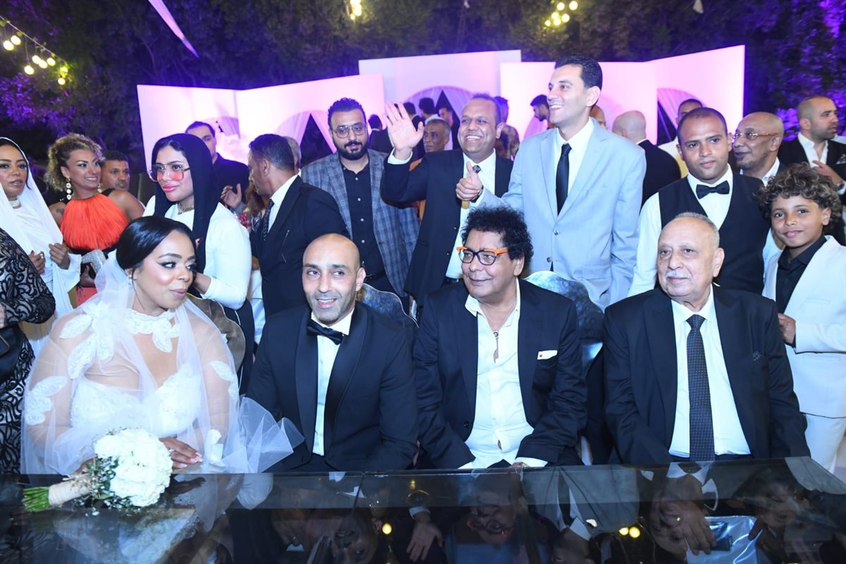 محمد منير في حفل زفاف ابنه شقيقته