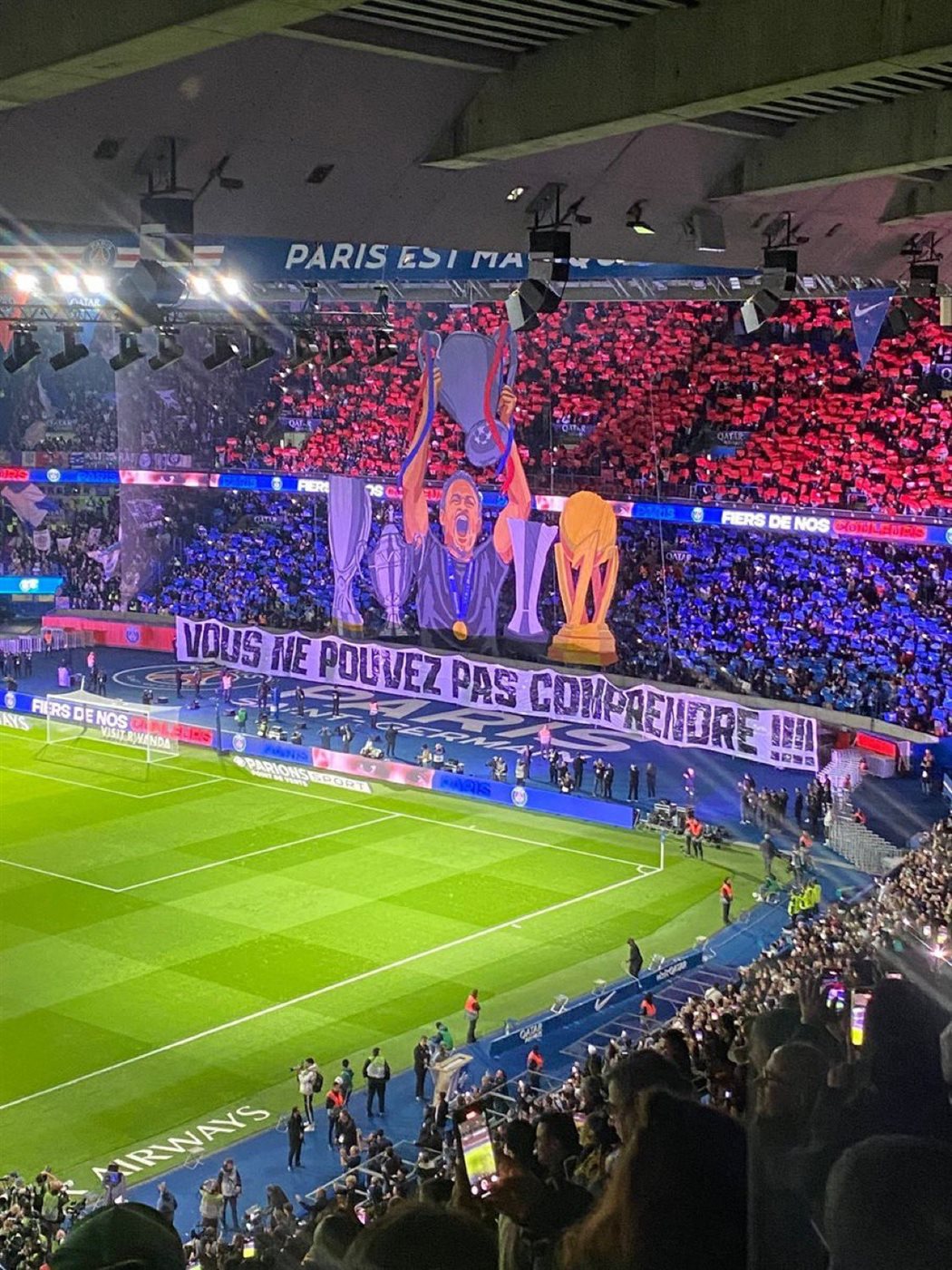 <strong>تيفو جماهير باريس سان جيرمان من مباراة اوكسير في الدوري الفرنسي</strong>